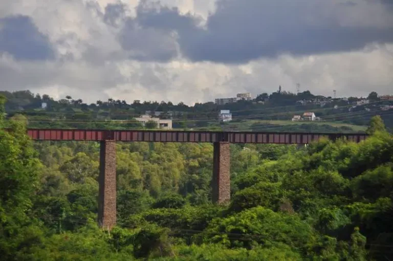 Le nouveau pont de chemin de fer de la Grande Rivière Nord-ouest